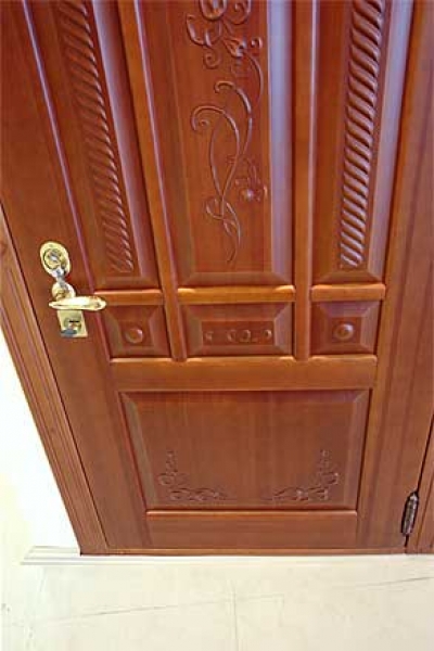 Сейф-двери с наружной отделкой из массива дуба с резьбой