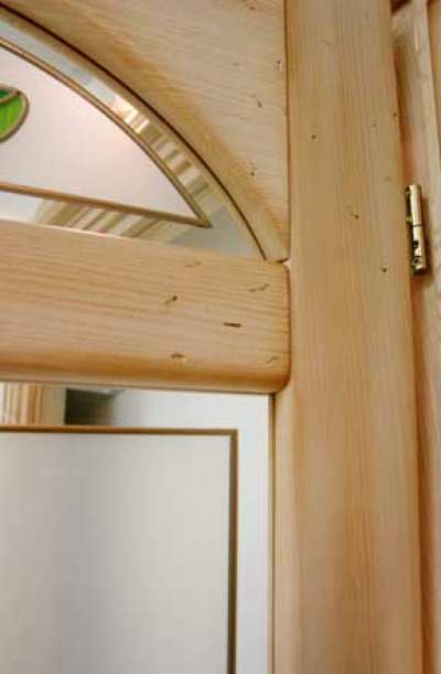 Межкомнатные двери из массива ясеня с витражом